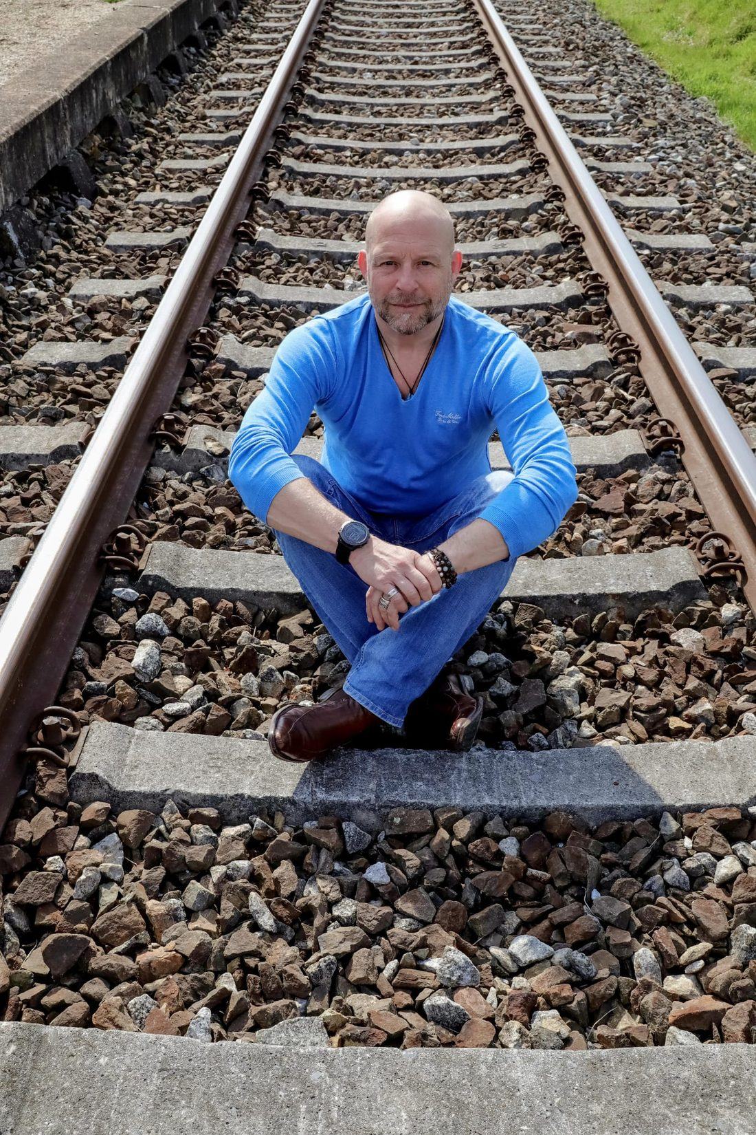 Michael Rosenberg auf Bahngleisen — Sinnbild für den eigenen Weg